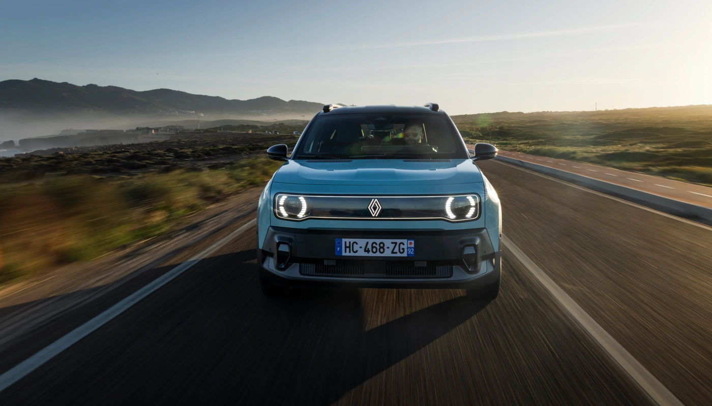 Renault 4 Iconic - Contexto Entorno Real Contexto Conduciendo Exterior Frontal