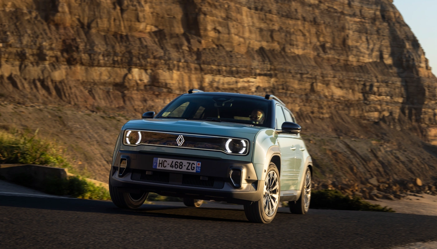 Renault 4 Iconic - Contexto Entorno Real Contexto Conduciendo Exterior Frontal Exterior Frontal Izquierda