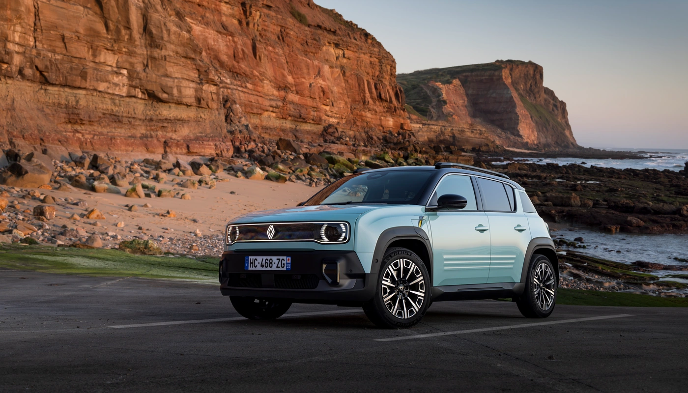 Renault 4 Iconic - Contexto Entorno Real Contexto Conduciendo Exterior Lateral Izquierda