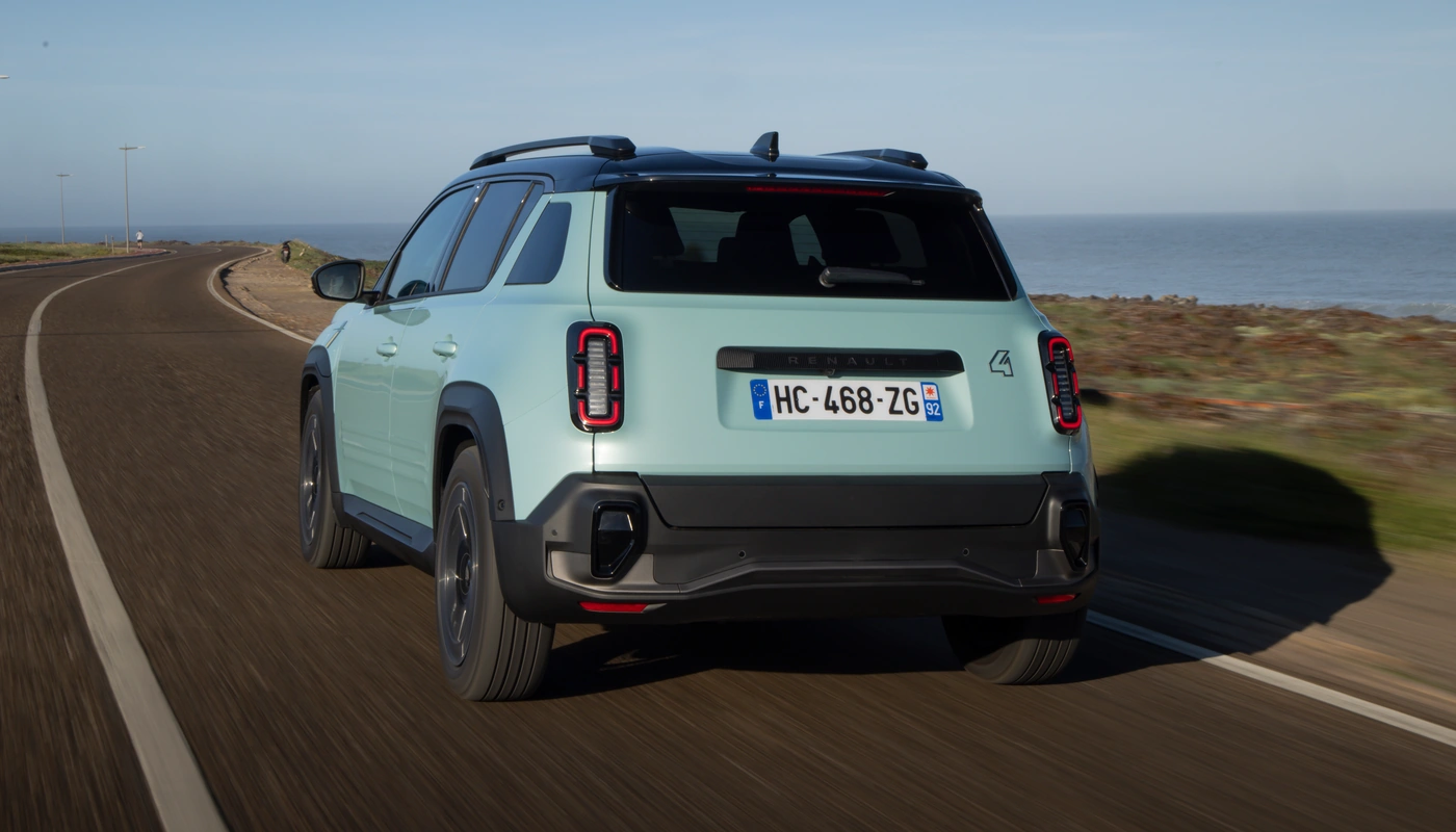 Renault 4 Iconic - Contexto Entorno Real Contexto Conduciendo Exterior Trasera Exterior Trasera Derecha