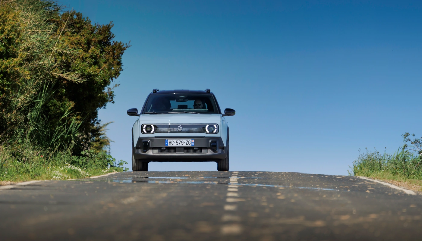 Renault 4 Techno - Contexto Entorno Real Contexto Conduciendo Exterior Frontal