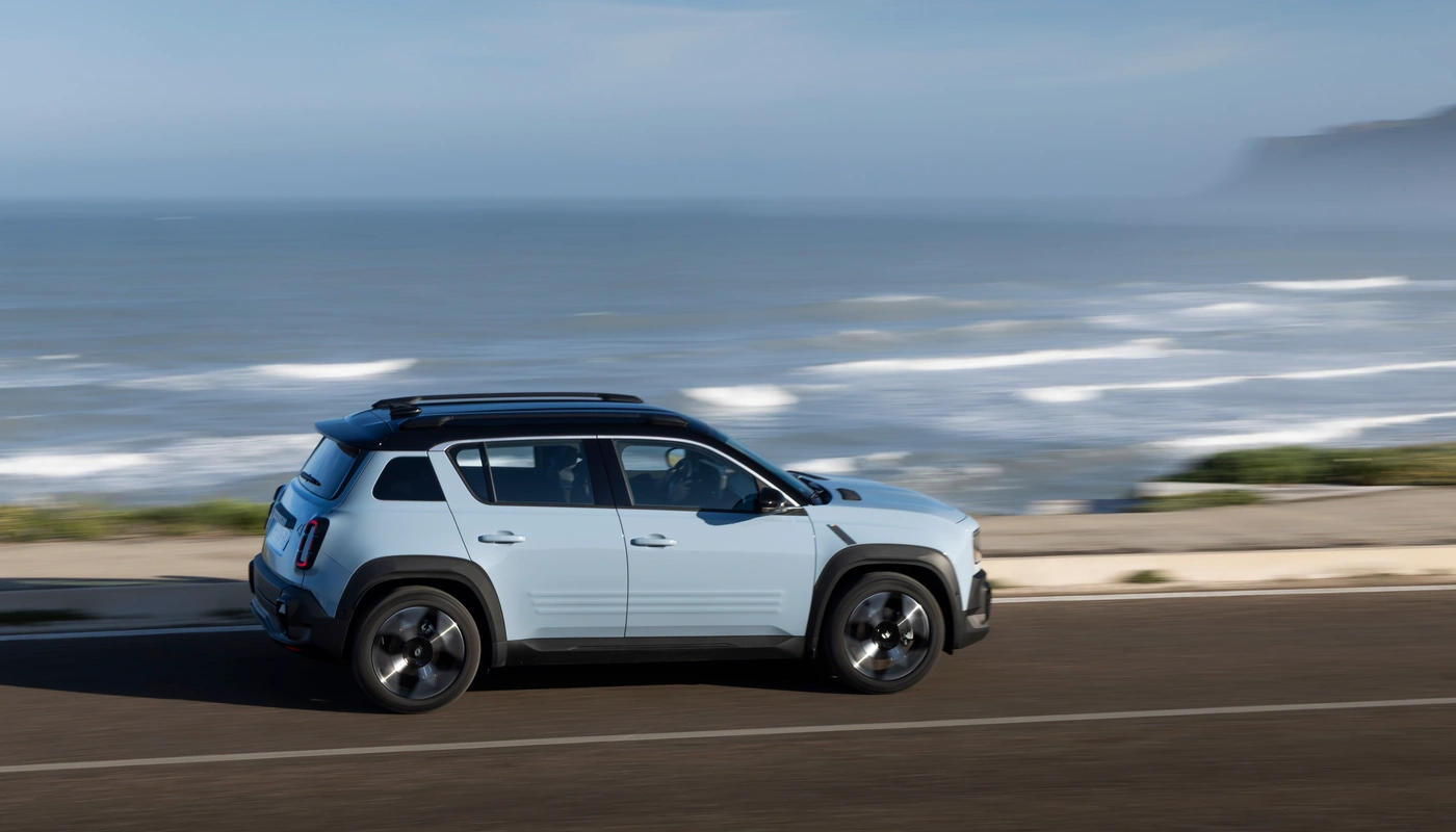 Renault 4 Techno - Contexto Entorno Real Contexto Conduciendo Exterior Lateral Derecha