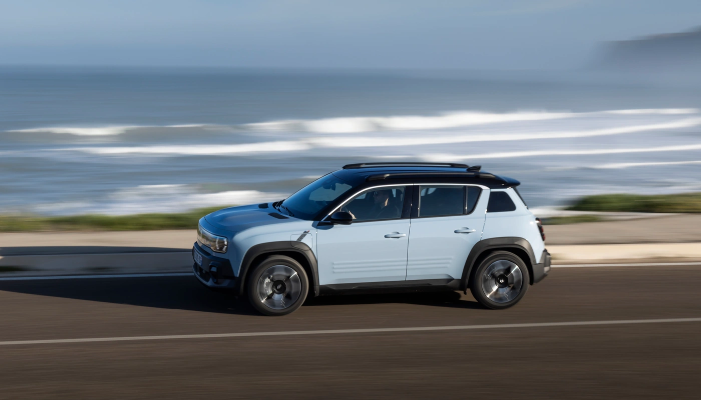 Renault 4 Techno - Contexto Entorno Real Contexto Conduciendo Exterior Lateral Izquierda