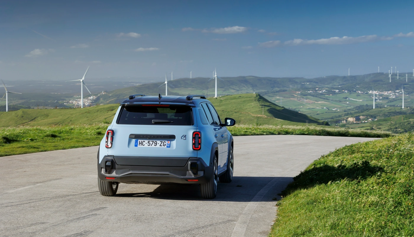 Renault 4 Techno - Contexto Entorno Real Contexto Conduciendo Exterior Trasera