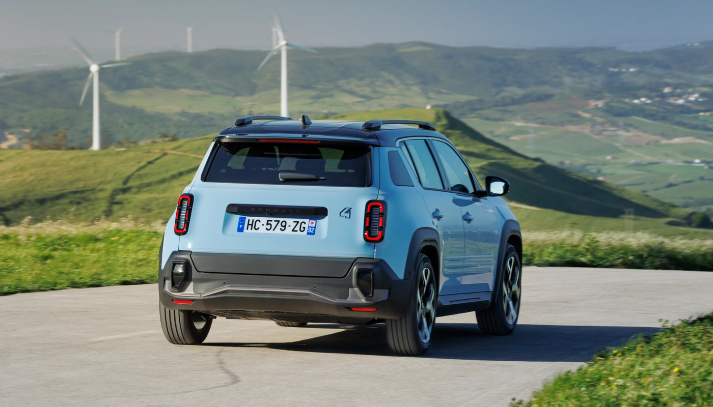 Renault 4 Techno - Contexto Entorno Real Contexto Conduciendo Exterior Trasera Exterior Trasera Izquierda