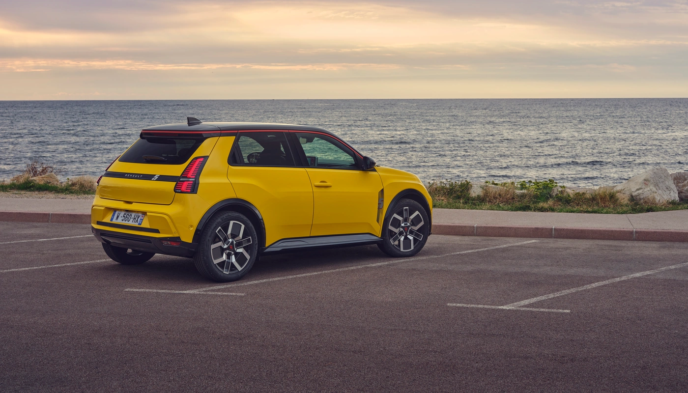 Renault 5 Iconic Cinq - Contexto Entorno Real Contexto Aparcado Exterior Trasera Izquierda