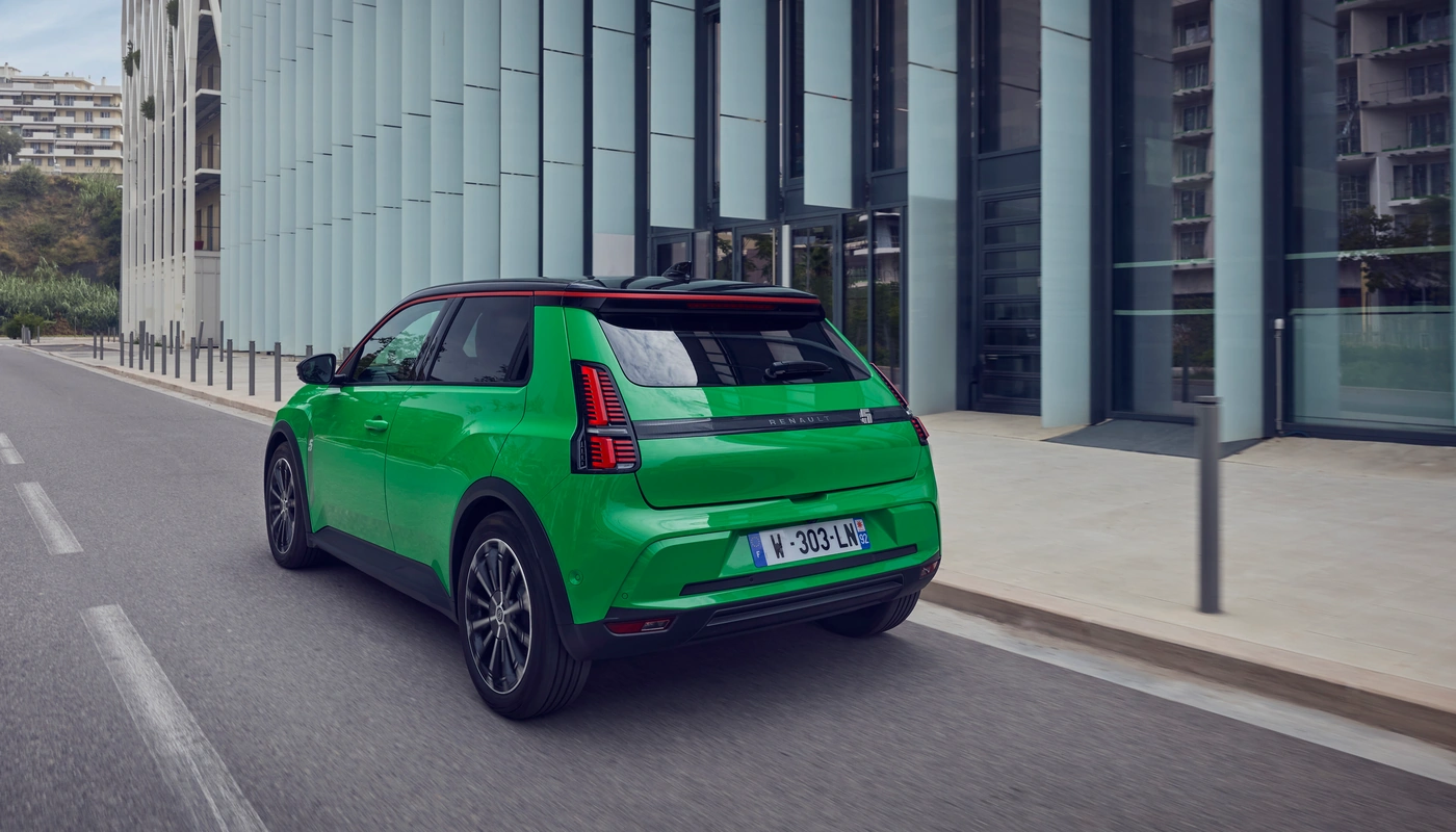 Renault 5 Techno - Contexto Entorno Real Exterior Trasera Derecha