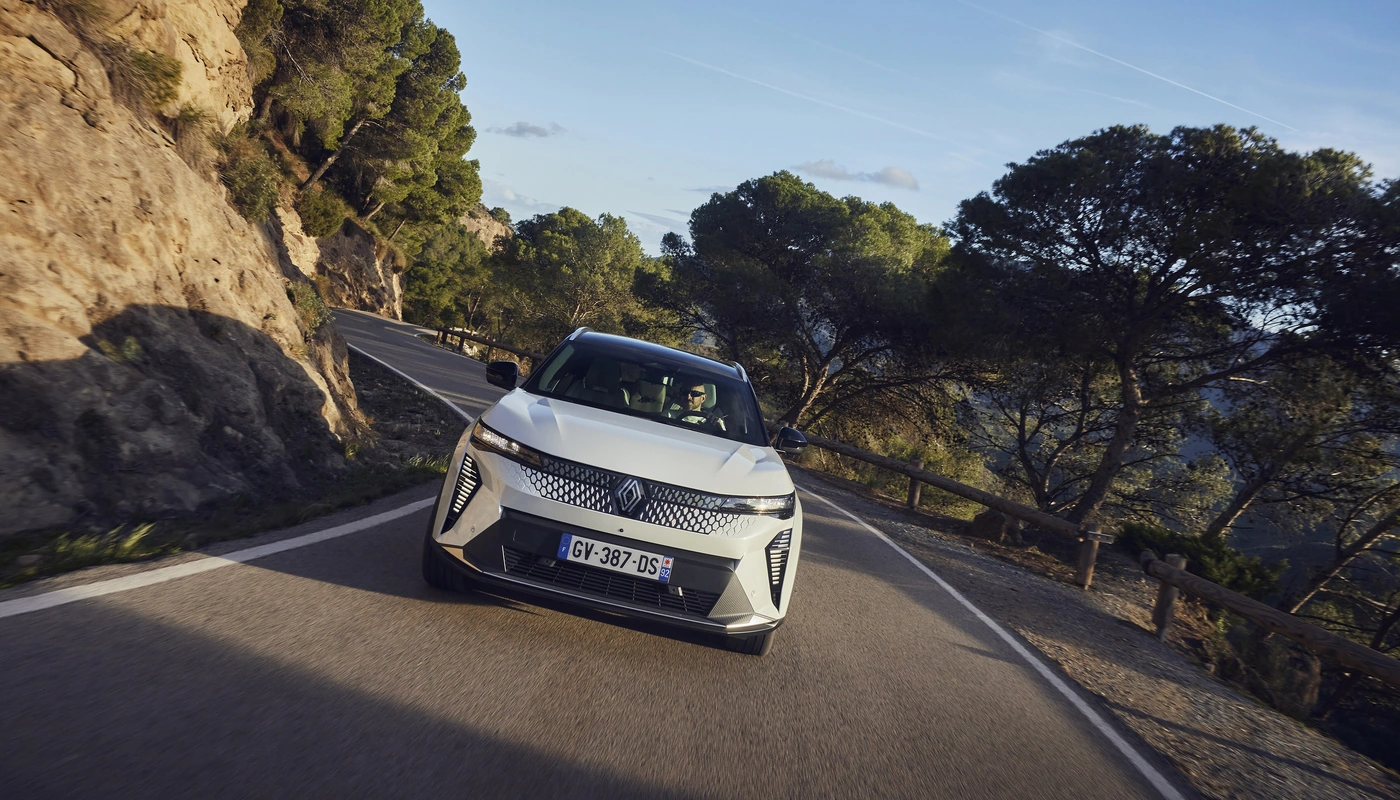 Renault Scenic Iconic - Contexto Entorno Real Contexto Conduciendo Exterior Frontal