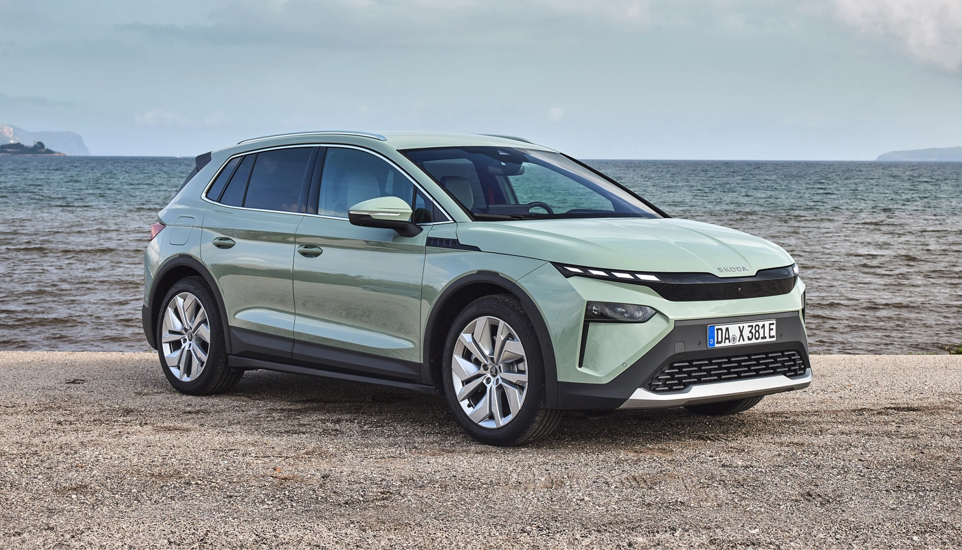 Skoda Elroq 50 - Contexto Entorno Real Contexto Aparcado Exterior Frontal Derecha Exterior Lateral Derecha