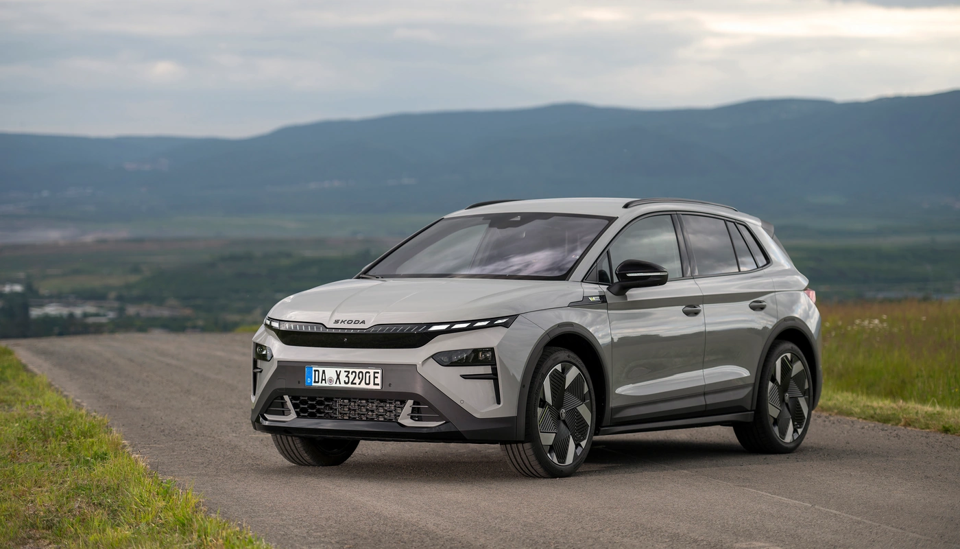 Skoda Elroq Rs - Contexto Entorno Real Contexto Aparcado Exterior Frontal Izquierda Exterior Lateral Izquierda