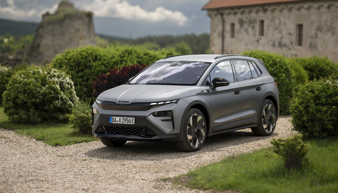 Skoda Elroq Rs - Contexto Entorno Real Contexto Aparcado Exterior Frontal Izquierda Exterior Lateral Izquierda