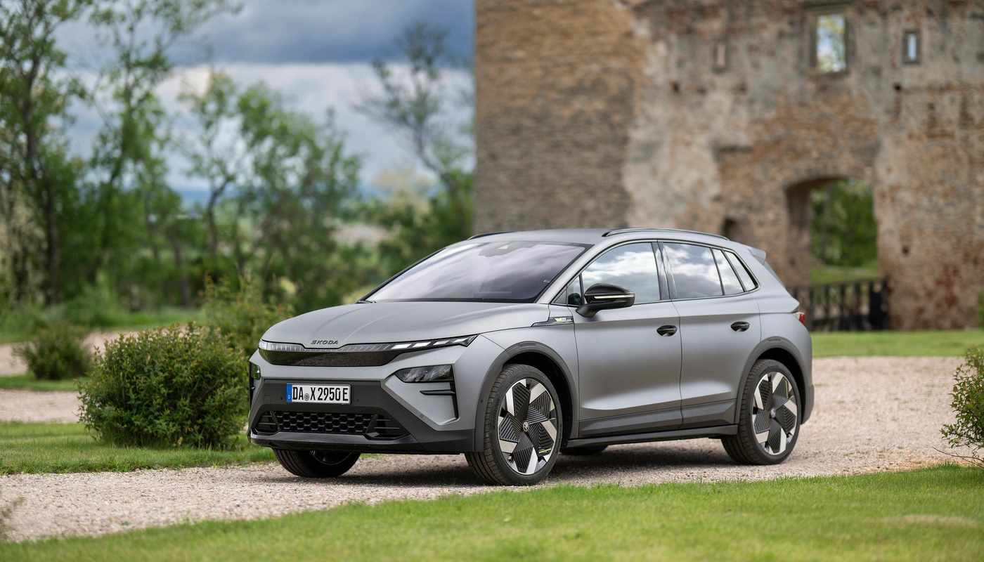 Skoda Elroq Rs - Contexto Entorno Real Contexto Aparcado Exterior Frontal Izquierda Exterior Lateral Izquierda