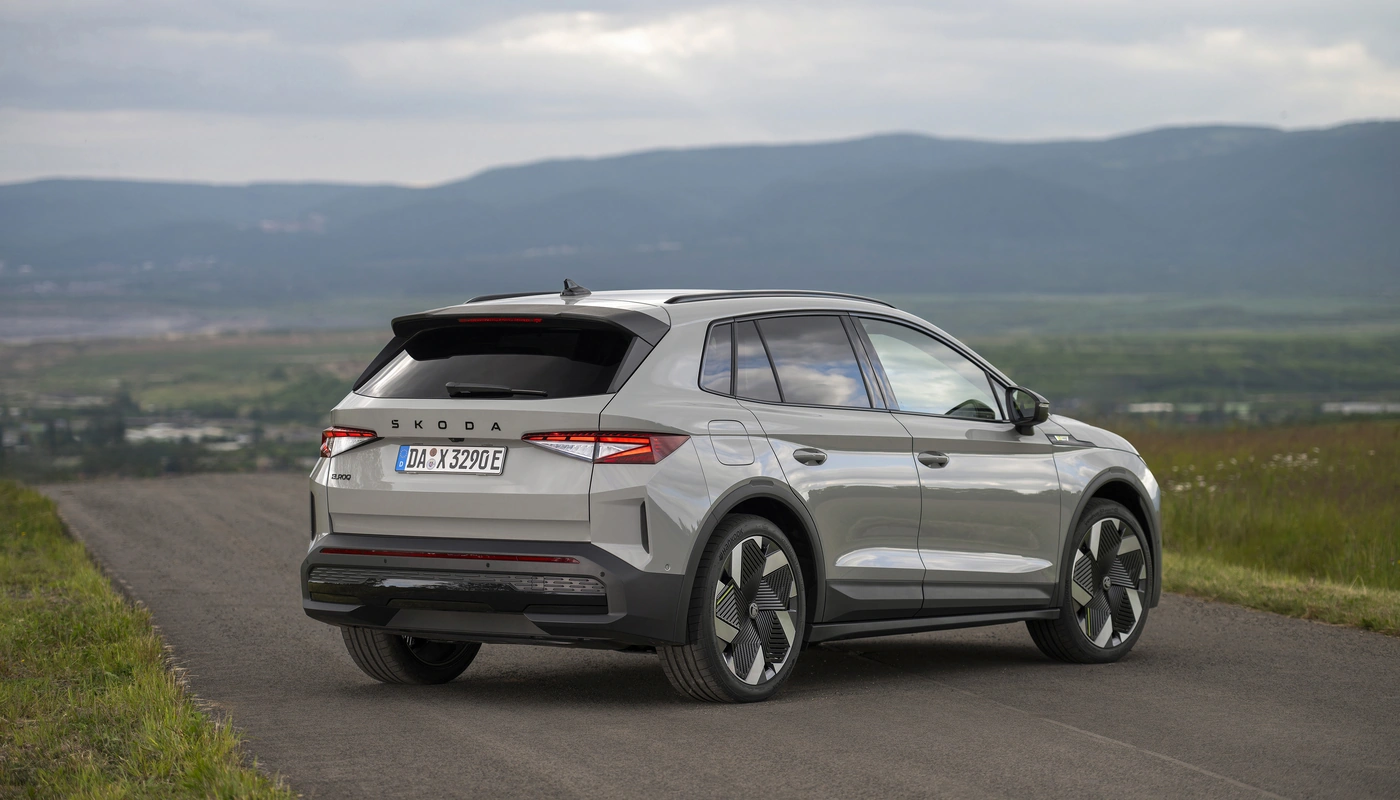 Skoda Elroq Rs - Contexto Entorno Real Contexto Aparcado Exterior Trasera Izquierda Exterior Lateral Derecha