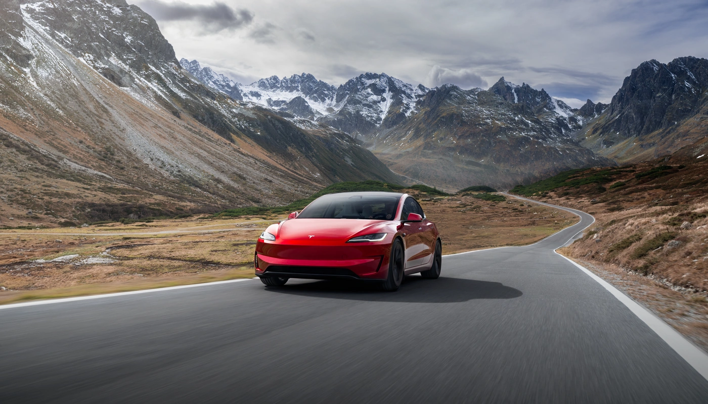 Tesla Model 3 Performance Con Traccion A Las Cuatro Ruedas - Contexto Conduciendo Exterior Frontal