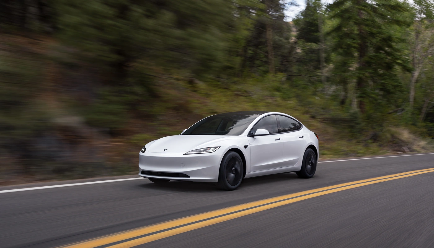 Tesla Model 3 Traccion Trasera - Contexto Entorno Real Contexto Conduciendo Exterior Frontal Izquierda