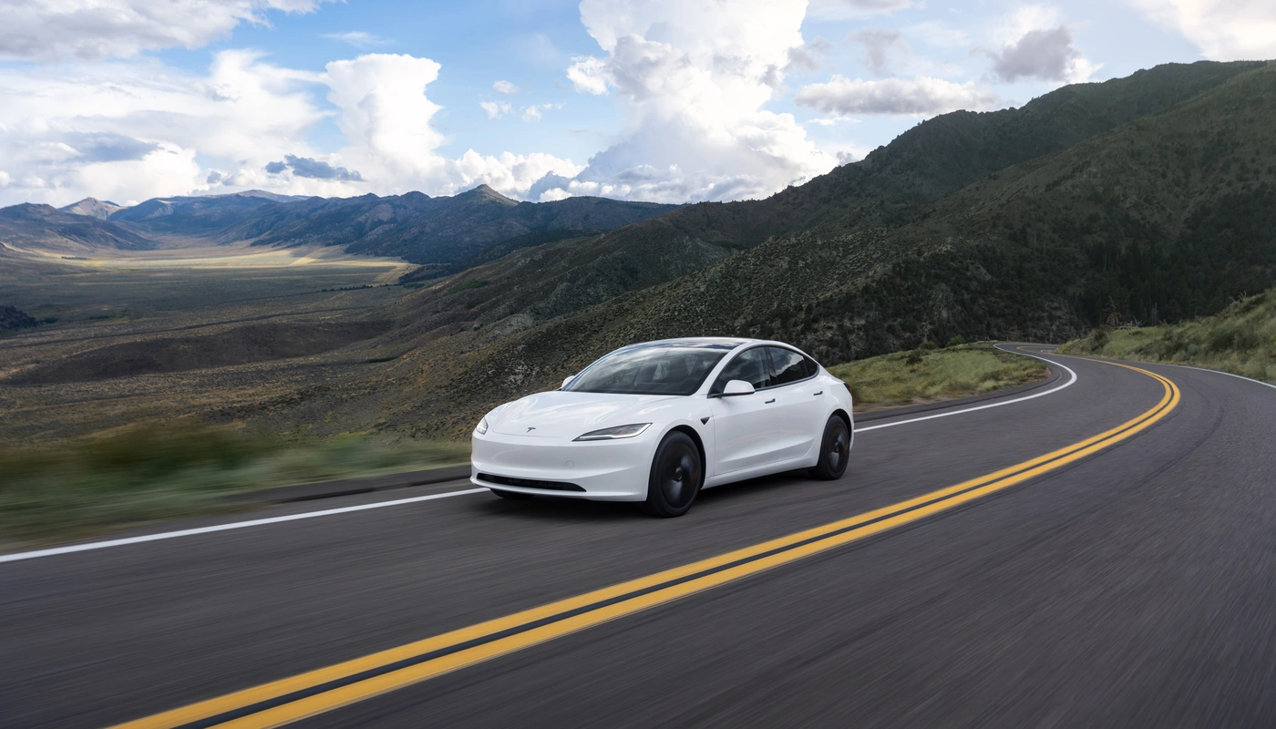 Tesla Model 3 Traccion Trasera - Contexto Entorno Real Contexto Conduciendo Exterior Frontal Izquierda