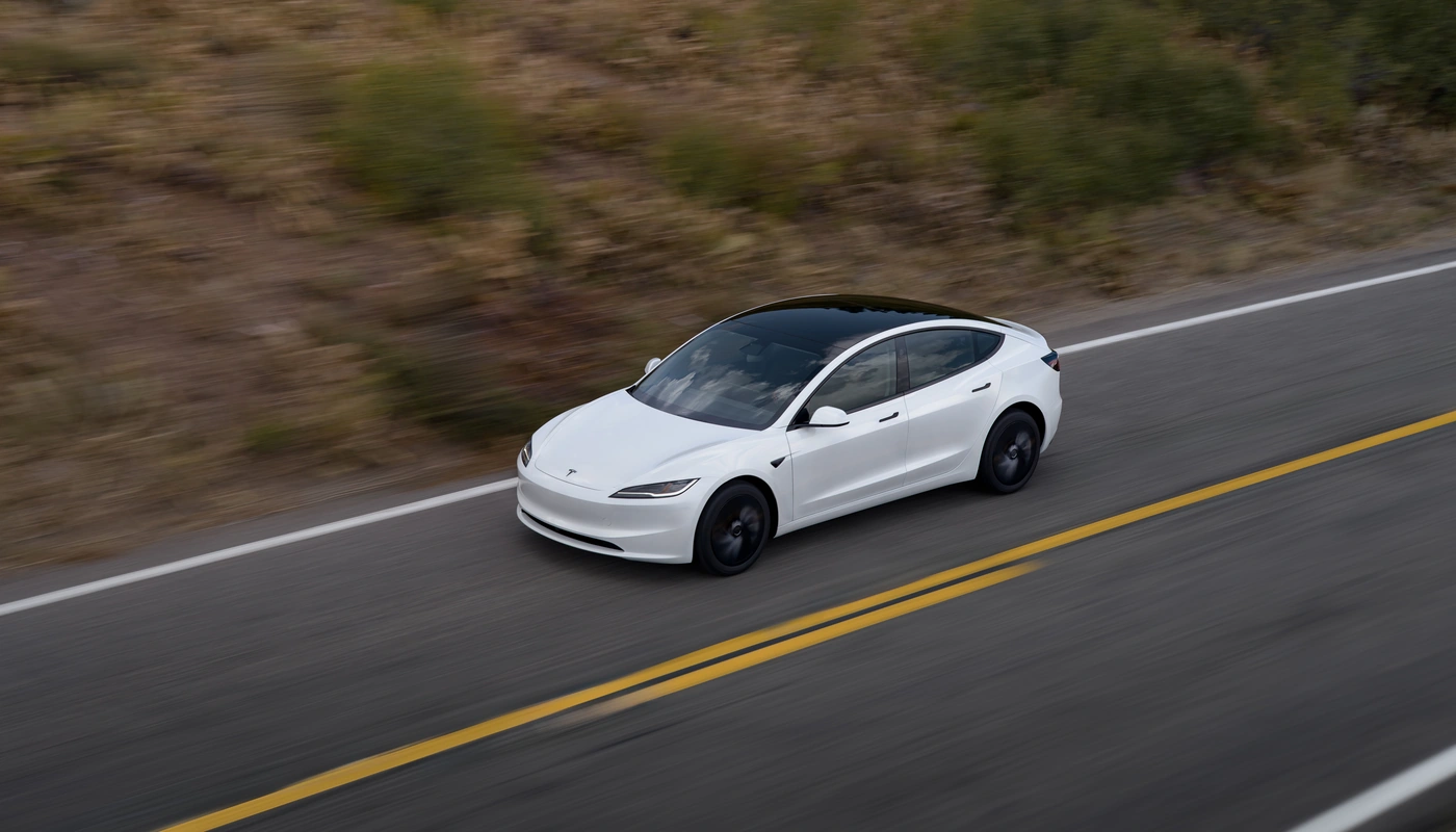 Tesla Model 3 Traccion Trasera - Contexto Entorno Real Contexto Conduciendo Exterior Frontal Izquierda