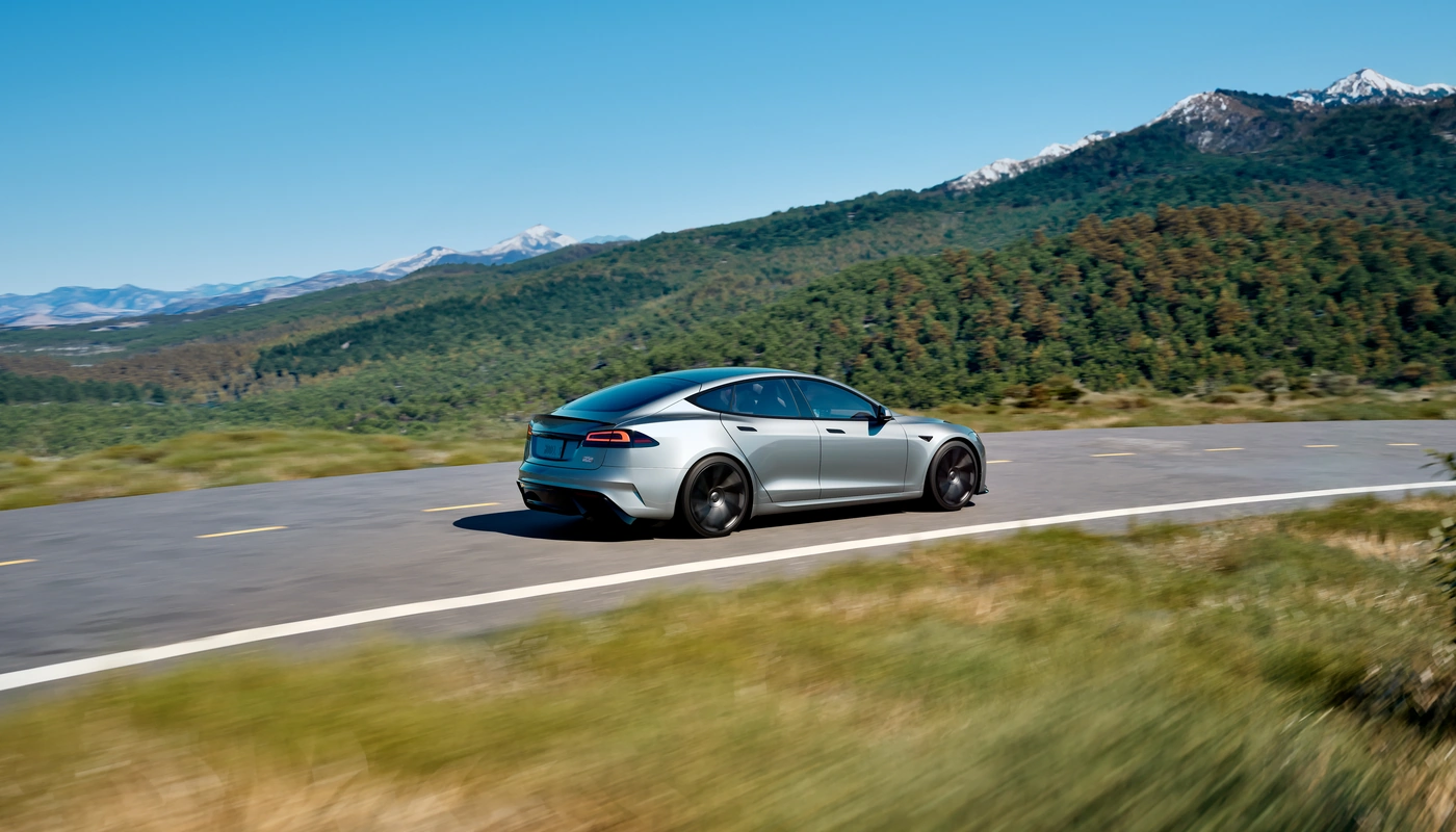 Tesla Model S Long Range - Contexto Entorno Real Contexto Conduciendo Exterior Lateral Derecha