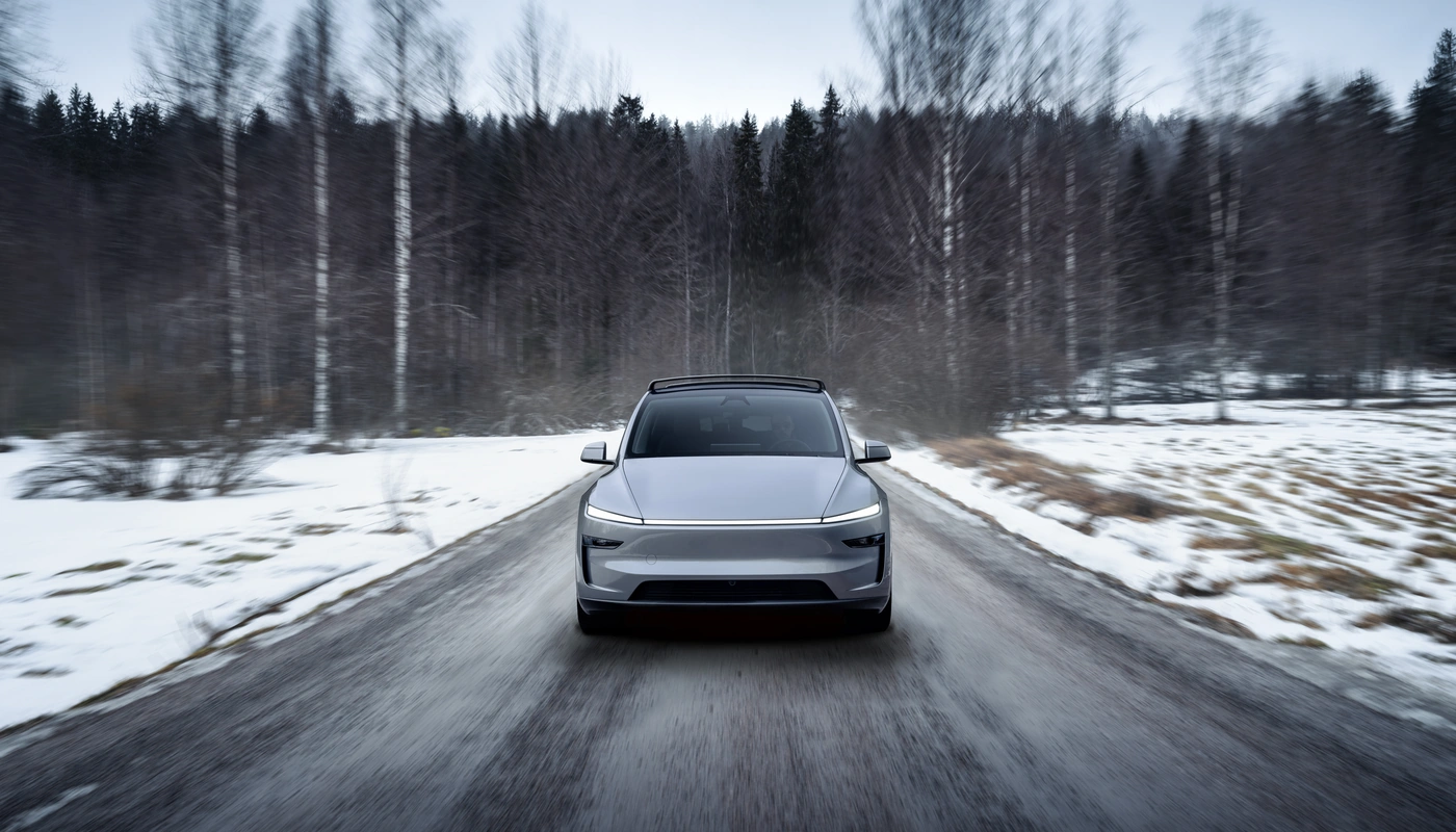 Tesla Model Y Model Y Traccion Trasera - Contexto Entorno Real Contexto Conduciendo Exterior Frontal