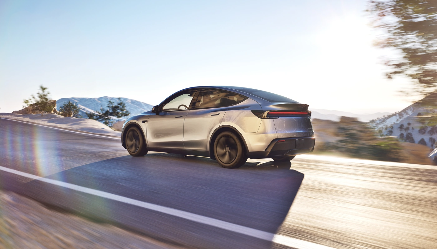 Tesla Model Y Model Y Traccion Trasera - Contexto Entorno Real Contexto Conduciendo Exterior Trasera Derecha