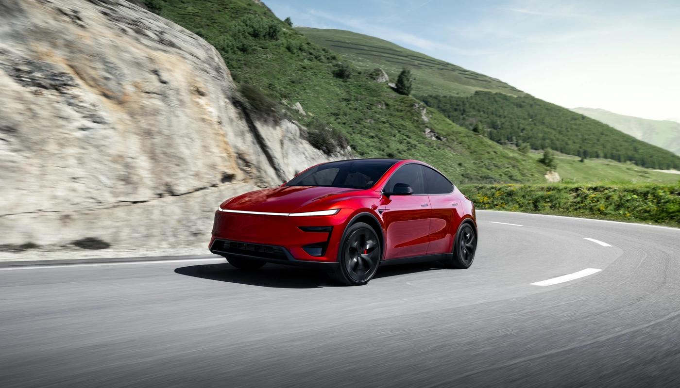 Tesla Model Y Performance Con Traccion A Las Cuatro Ruedas - Contexto Entorno Real Contexto Conduciendo Exterior Frontal Izquierda