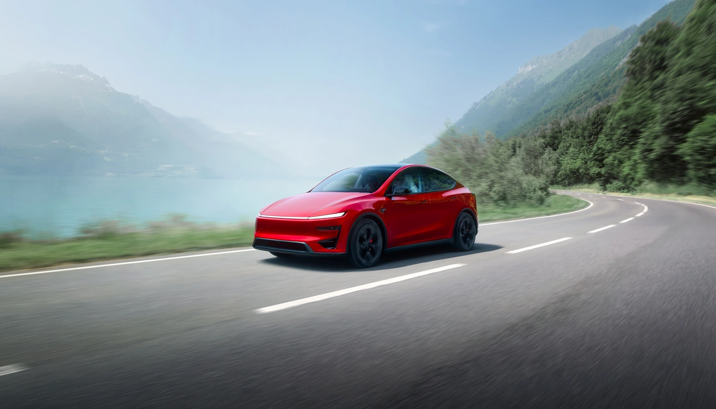 Tesla Model Y Performance Con Traccion A Las Cuatro Ruedas - Contexto Entorno Real Contexto Conduciendo Exterior Frontal Izquierda