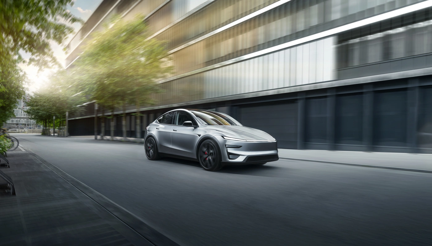 Tesla Model Y Performance - Contexto Entorno Real Contexto Conduciendo Exterior Frontal Derecha Exterior Lateral Derecha