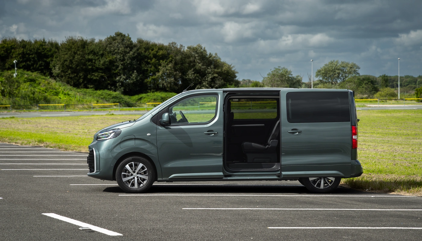 Toyota Proace Verso L1 Vip Luxury - Contexto Entorno Real Contexto Aparcado Exterior Lateral Izquierda