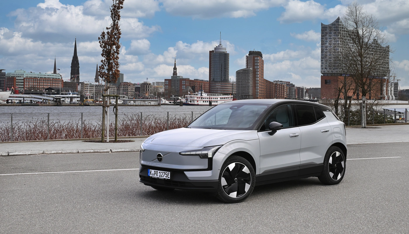 Volvo Ex30 Essential - Contexto Entorno Real Contexto Aparcado Exterior Frontal Izquierda Exterior Lateral Izquierda