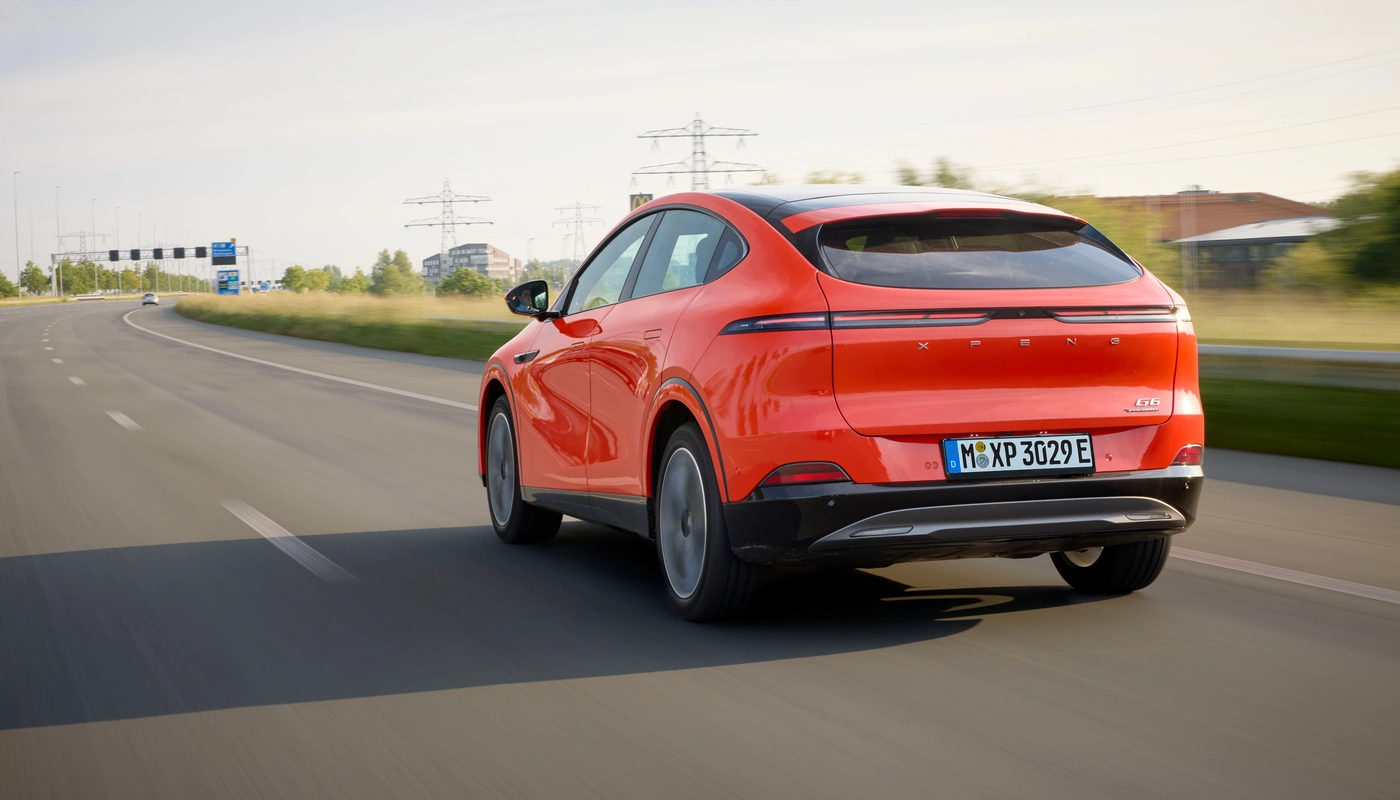 Xpeng G6 Rwd Long Range - Contexto Entorno Real Contexto Conduciendo Exterior Trasera Derecha