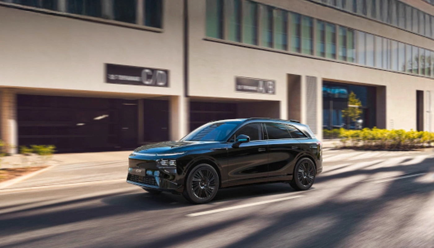 Xpeng G9 Rwd Long Range - Contexto Entorno Real Contexto Conduciendo Exterior Frontal Izquierda