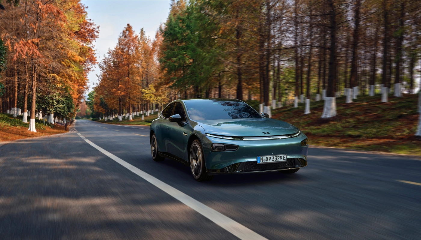 Xpeng P7 Awd Performance Wing Edition - Contexto Entorno Real Contexto Conduciendo Exterior Frontal Derecha